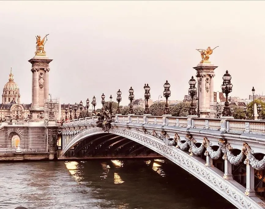 Exposition - Eiffel Tower Apartment Paris